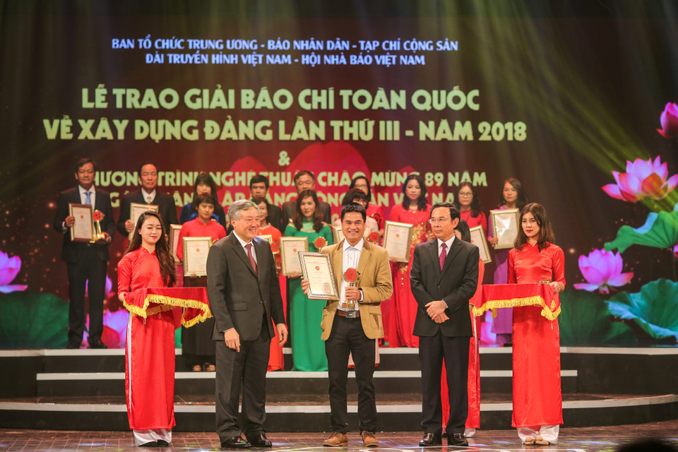 Giải C cũng được trao cho tác phẩm 'Chính sách của đảng về xoá đói giảm nghèo góp phần xây dựng hệ thống chính trị vững chắc' của tác giả Trần Việt thuộc Ban biên tập Ảnh Thông tấn xã Việt Nam. (Ảnh: Minh Sơn/Vietnam+)