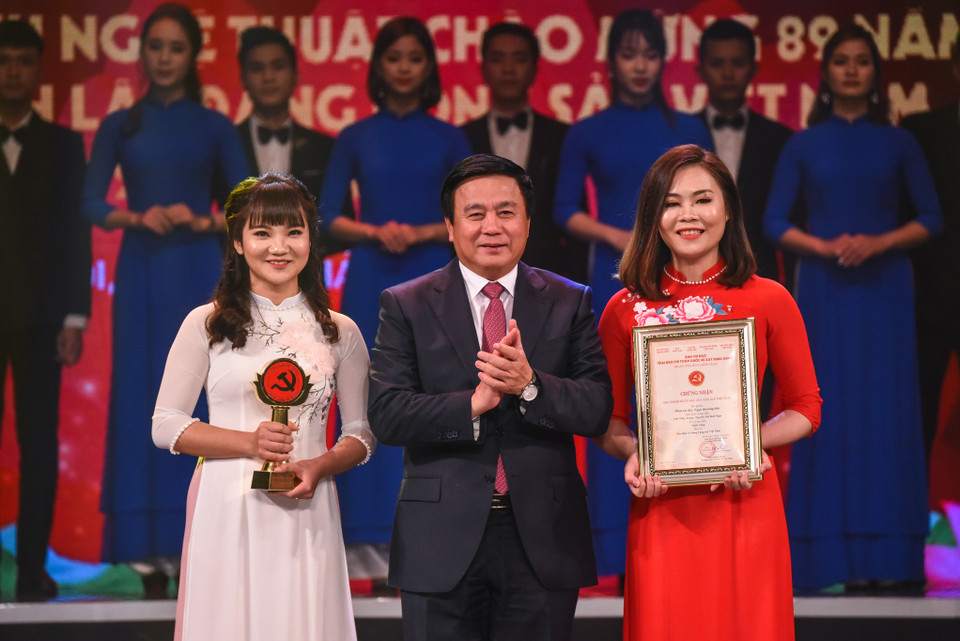 Giải thưởng dành cho tác giả trẻ tuổi nhất được trao cho nhóm tác giả Bích Ngọc, Thùy Trang, Minh Long đến từ Báo điện tử Đảng Cộng sản với tác phẩm 'Ngọn lửa lòng dân'. (Ảnh: Minh Sơn/Vietnam+)