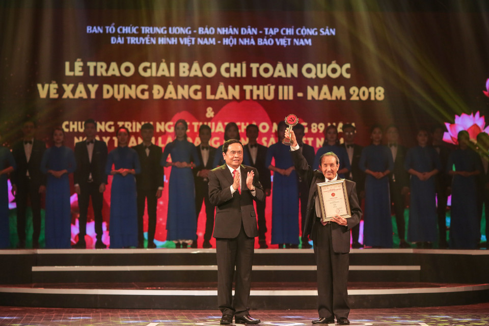 Giải Búa liềm vàng 2018 có đề cử mới dành cho tác phẩm xuất sắc của tác giả cao tuổi nhất là tác giả Nguyễn Bội Đông với bài viết 'Người cầm cờ trên đỉnh núi' đăng trên báo Yên Bái. (Ảnh: Minh Sơn/Vietnam+)