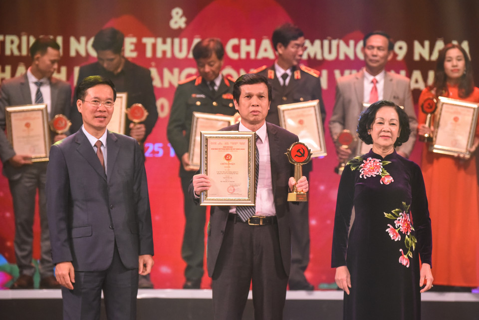 Tác giả Trí Dũng đại diện cho nhóm tác giả thuộc Ban biên tập Ảnh Thông tấn xã Việt Nam nhận Giải B cho Phóng sự ảnh: 'Tổng bí thư Nguyễn Phú Trọng được bầu giữ chức Chủ tịch nước: Ý Đảng - lòng dân, phù hợp với xu thế phát triển.'(Ảnh: Minh Sơn/Vietnam+)