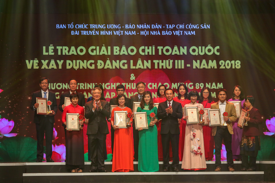 15 tác giả, nhóm tác giả đạt giải C giải Búa liềm vàng. (Ảnh: Minh Sơn/Vietnam+)