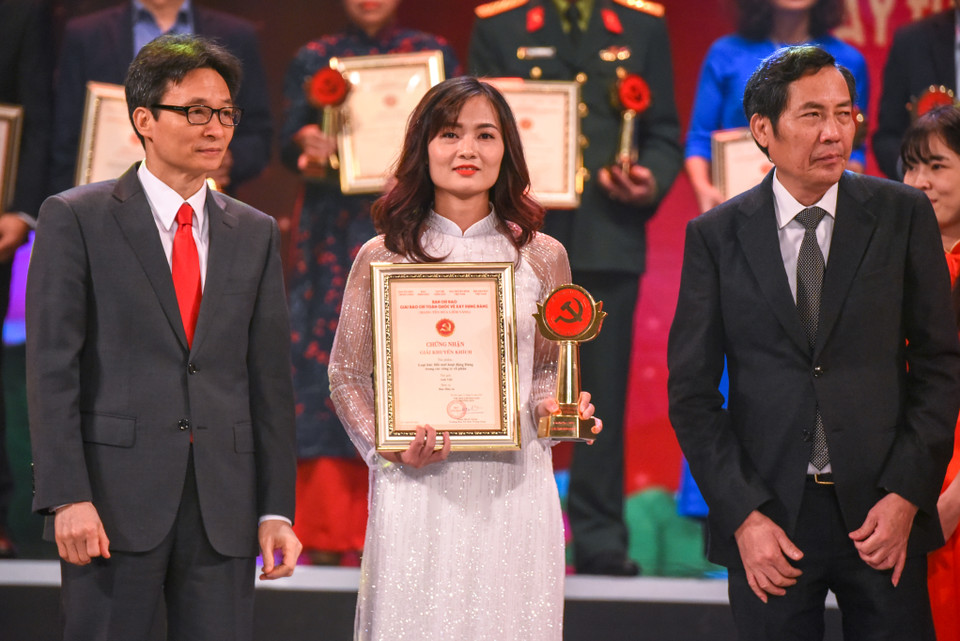 Tác giả Cao Thùy Giang thuộc Báo Điện tử VietnamPlus - Thông tấn xã Việt Nam nhận được giải khuyến khích với tác phẩm 'Chuyện người lính hiến tạng cứu 6 người: Đằng sau cuộc ly biệt'. Đây cũng là năm thứ ba liên tiếp, Báo Điện tử VietnamPlus dành được giải Búa liềm vàng. (Ảnh: Minh Sơn/Vietnam+)