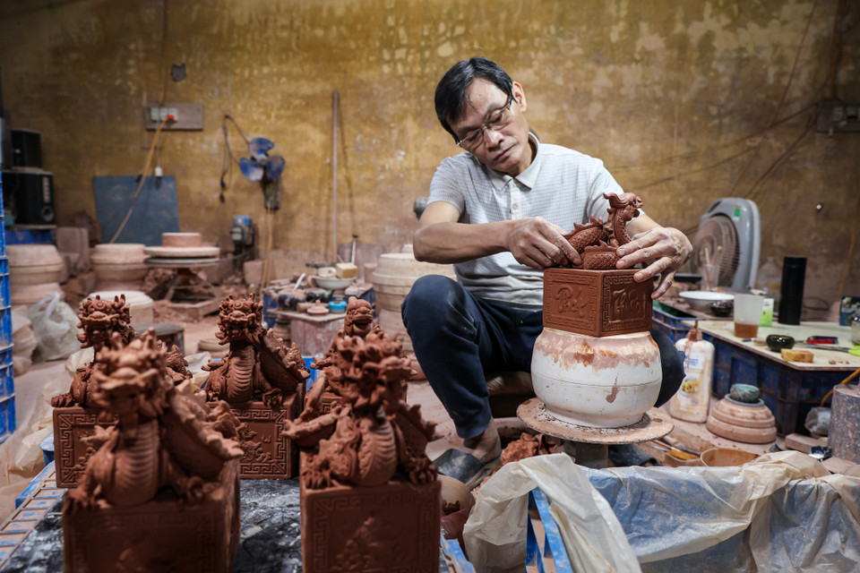 Ông Phạm Việt Khoa - một thợ thủ công tại Bát Tràng cho biết mỗi năm xưởng ông làm việc đều được đặt làm một linh vật tương ứng với năm đó. Năm nay ông cùng các đồng nghiệp nhận được nhiều đơn đặt hàng làm rồng bằng gốm sứ. (Ảnh: Minh Sơn/Vietnam+)