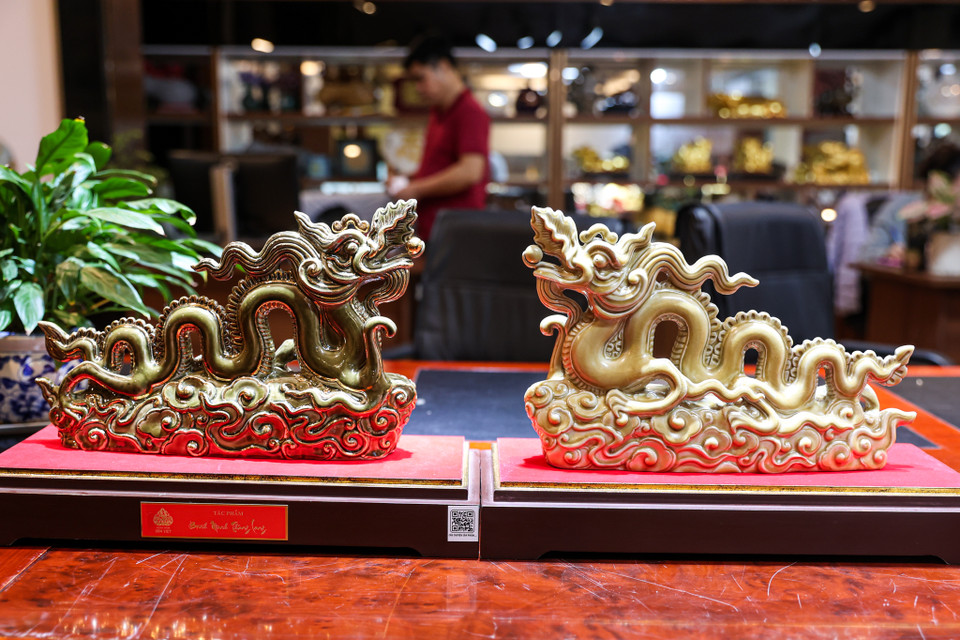 Bộ sưu tập này có 3 phiên bản bao gồm: Vũ Môn Vận Hội, Bình Minh Thăng Long, Kim Long Thịnh Vượng được chế tác độc bản và thủ công từ đất thiêng Yên Tử, phù sa Sông Hồng và dát vàng. (Ảnh: Minh Sơn/Vietnam+)