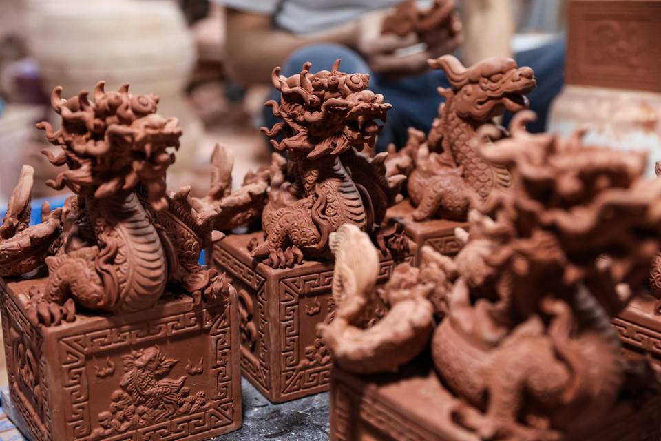 Bộ sưu tập cũng được lấy cảm hứng từ Ấn vàng Hoàng đế Chi Bảo vừa được đưa về Việt Nam. Trên 3 mặt sản phẩm có 3 chữ An - Thuận - Phát, mặt còn lại được điêu khắc cảnh cá chép hóa rồng thể hiện sự lột xác, vượt trội, chuyển sang một giai đoạn mới. (Ảnh: Minh Sơn/Vietnam+)