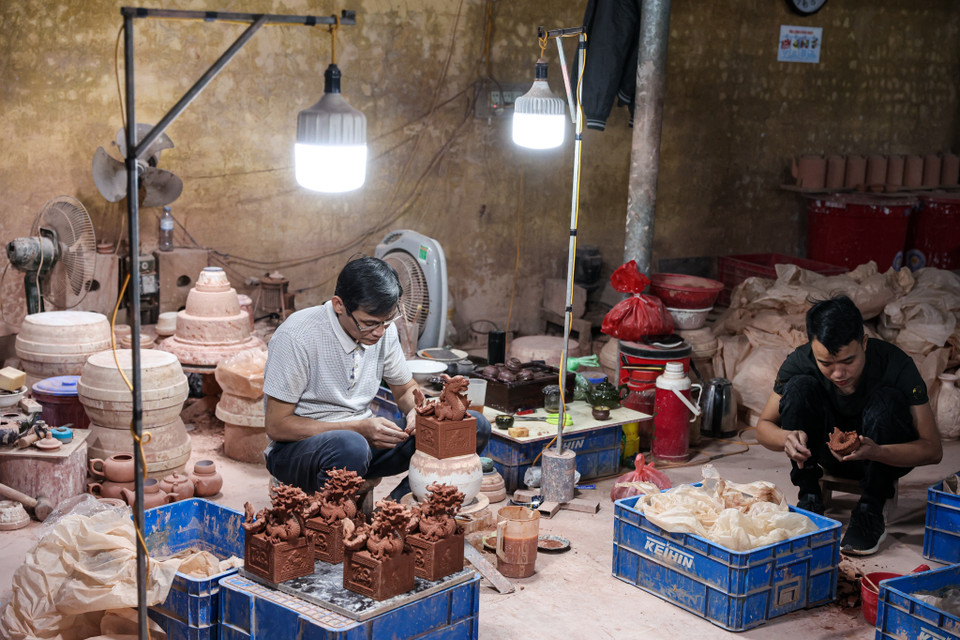 Năm 2024, nhiều cơ sở, doanh nghiệp đã tạo ra những sản phẩm hình rồng phong thuỷ mạ vàng phục vụ Tết Nguyên đán Giáp Thìn sắp đến. (Ảnh: Minh Sơn/Vietnam+)