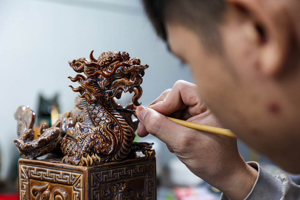 Nguyên liệu làm gốm sứ năm nay được tuyển chọn kỹ, đất được tuyển chọn từ tỉnh Phú Thọ, Quảng Ninh, 2 địa điểm linh thiêng của Việt Nam. Theo ông Lực, mỗi sản phẩm đến tay người tiêu dùng được trải qua 99 ngày từ những nét vẽ thiết kế đầu tiên cho tới khi hoàn thiện sản phẩm, 24 công đoạn chế tác cầu kỳ, tinh xảo. (Ảnh: Minh Sơn/Vietnam+)