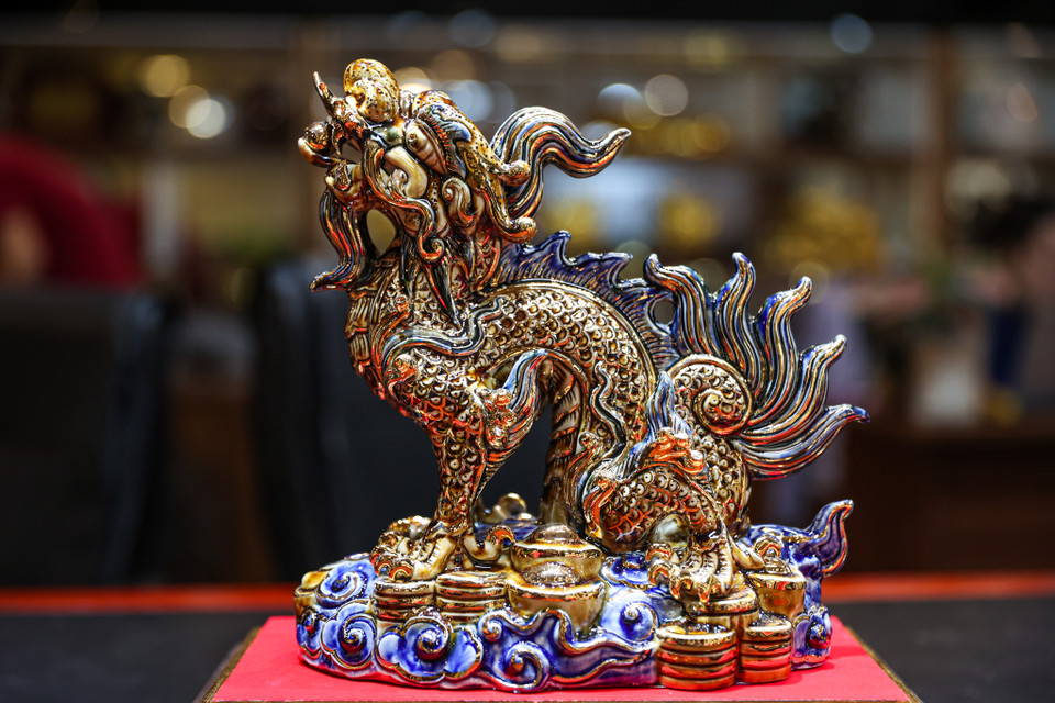 Theo đại diện doanh nghiệp này, các sản phẩm được tôi luyện qua 9 công đoạn để hoàn thiện. Cùng với đó mỗi sản phẩm được đi kèm một cuốn hộ chiếu định danh bảo hành trọn đời. (Ảnh: Minh Sơn/Vietnam+)