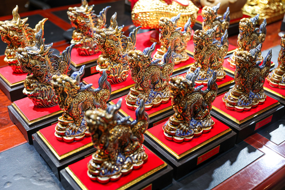 Một doanh nghiệp khác ở Bát Tràng cũng đã trưng bày bộ sưu tập Kỳ linh Giáp Thìn 2024 mang tên "Thiên thời vận 9, vận hội mới, vận hội rồng bay." (Ảnh: Minh Sơn/Vietnam+)