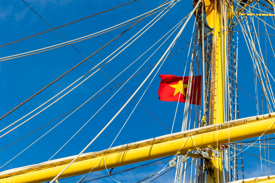 Lá cờ Việt Nam được treo trên nóc tàu. Chuyến thăm này không chỉ là dịp để củng cố quan hệ hợp tác quốc phòng mà còn góp phần thúc đẩy quan hệ ngoại giao, kinh tế và văn hóa giữa Việt Nam và Indonesia. (Ảnh: Minh Sơn/Vietnam+)