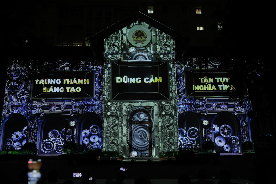 Buổi trình chiếu 3D mapping đã tạo nên một dấu ấn khó phai trong lòng người tham dự, đồng thời khẳng định vị thế quan trọng của Ngành Thông tin và Truyền thông trong sự phát triển của đất nước. (Ảnh: Bộ Thông tin và Truyền thông)
