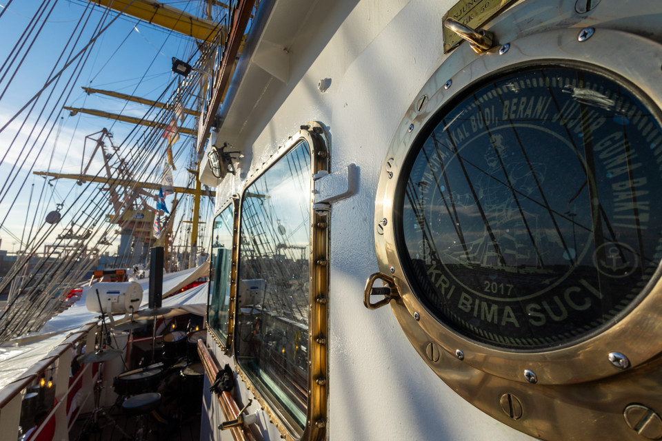 Tàu buồm KRI Bima Suci-945 hiện cũng đang nắm giữ kỷ lục là tàu buồm huấn luyện hải quân lớn nhất tại Đông Nam Á. (Ảnh: Minh Sơn/Vietnam+)