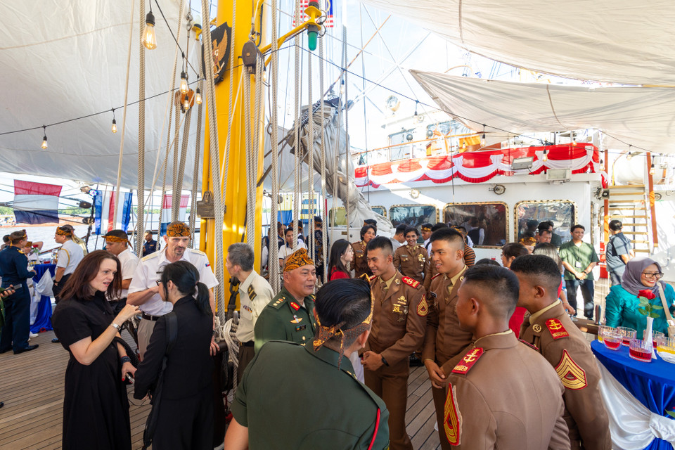 Tại Hải Phòng, đoàn đại biểu từ tàu KRI Bima Suci đã có các cuộc gặp gỡ với lãnh đạo thành phố, thăm các cơ sở quân sự và tham gia nhiều hoạt động giao lưu văn hóa với người dân địa phương. (Ảnh: Minh Sơn/Vietnam+)