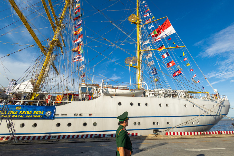 KRI Bima Suci là tàu buồm huấn luyện hiện đại nhất của Hải quân Indonesia, được đặt tên theo một vị anh hùng huyền thoại trong văn hóa Indonesia. (Ảnh: Minh Sơn/Vietnam+)