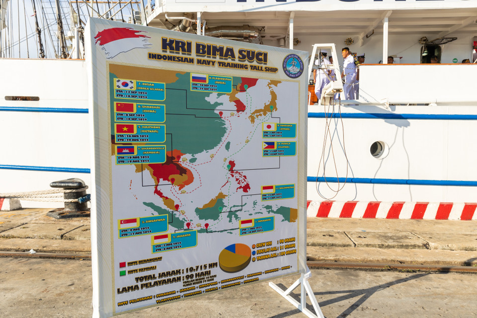 Mục đích và sứ mệnh của chuyến đi là trau dồi kỹ năng của học viên sĩ quan và cũng giới thiệu văn hóa Indonesia đến với thế giới, xây dựng mối liên kết giữa các sĩ quan trẻ và Hải quân các quốc gia đã đến thăm. Lần này, tàu buồm KRI Bima Suci có hải trình đến thăm 8 nước trong 90 ngày. (Ảnh: Minh Sơn/Vietnam+)