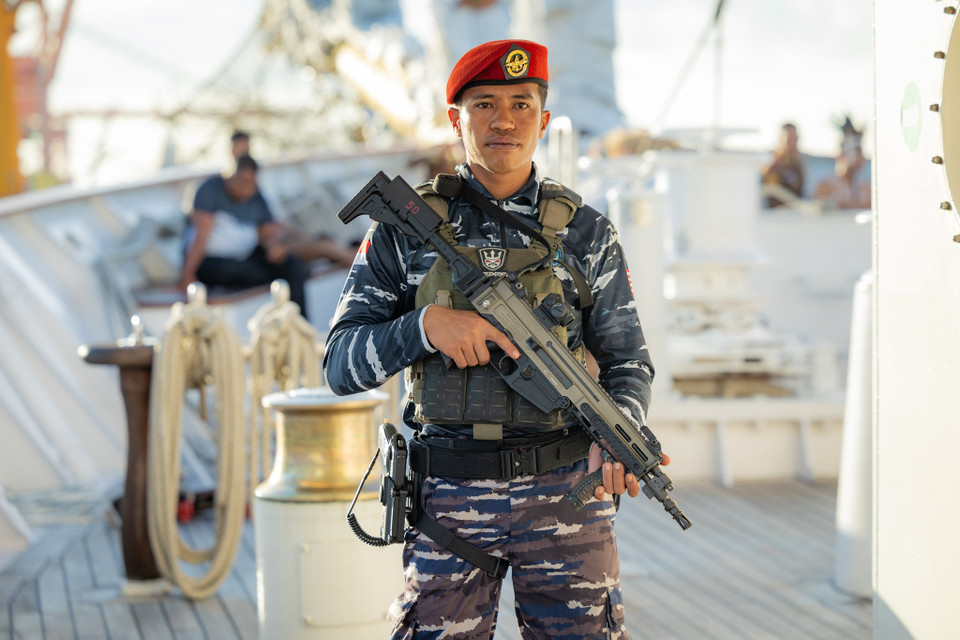 Lực lượng an ninh trên tàu. (Ảnh: Minh Sơn/Vietnam+)