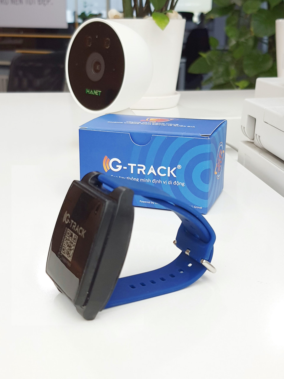 Phiên bản G-TRACK GPS có thể cảnh báo khi người đeo ra khỏi nơi cách ly; đo thân nhiệt của người đeo và cảnh báo khi thân nhiệt vượt ngưỡng cho phép; cảnh báo khi người đeo cố tình tháo vòng ra khỏi tay; hỗ trợ thực hiện truy vết ở nơi mà người đeo đã từng đi qua; Có cảm biến phát hiện thay đổi độ cao (có thể phát hiện việc di chuyển giữa các tầng chung cư). (Ảnh: Ginnovations)