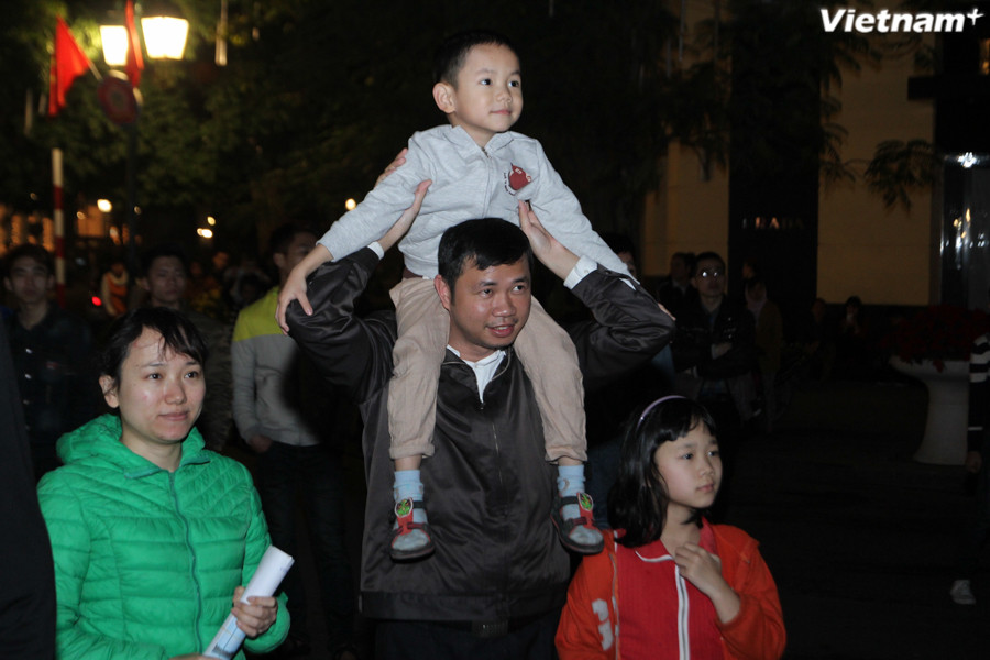 Cả gia đình rủ nhau đi xem pháo hoa. (Ảnh: Thành Nguyễn/Vietnam+)