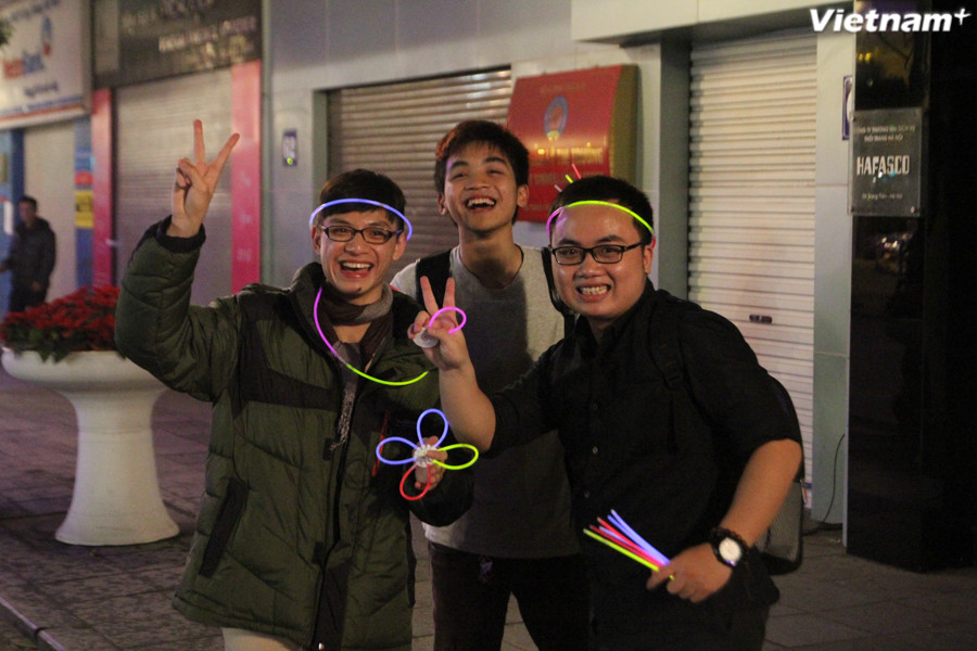 Nhiều bạn trẻ tranh thủ dịp này bán vòng que phát sáng. (Ảnh: Thành Nguyễn/Vietnam+)