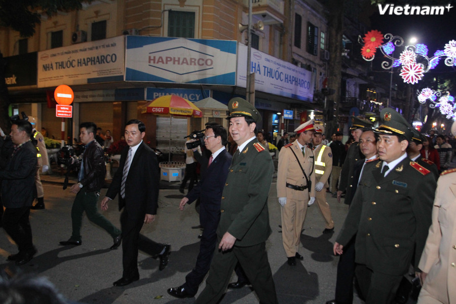 Đại tướng Trần Đại Quang, Bộ trưởng Bộ Công An đến thăm các chiến sĩ và người dân. (Ảnh: Thành Nguyễn/Vietnam+)