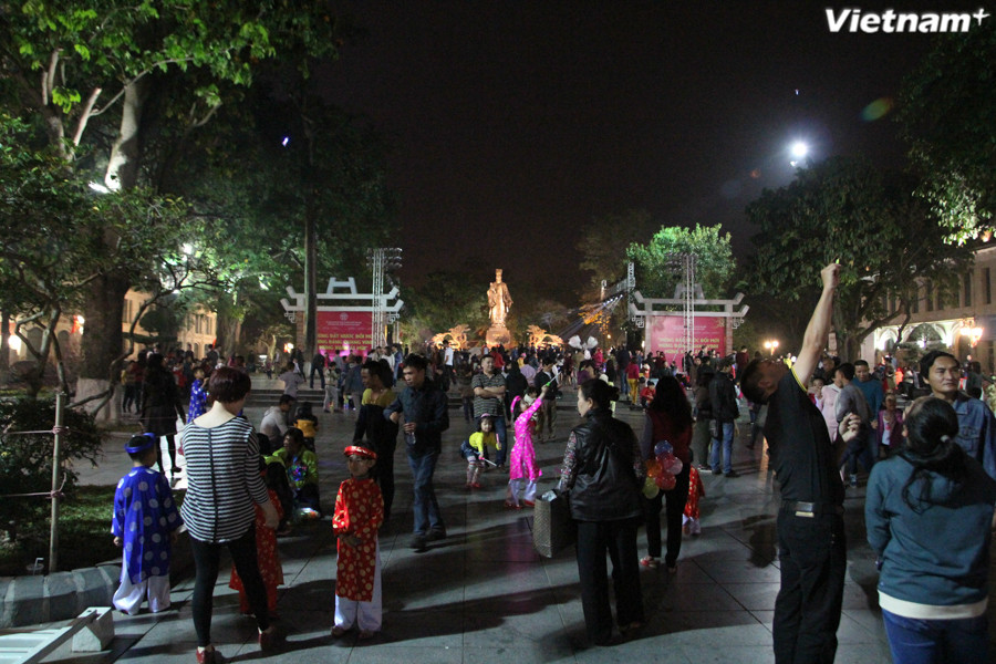 Tượng đài Lý Thái Tổ đông nghịt người. (Ảnh: Thành Nguyễn/Vietnam+)