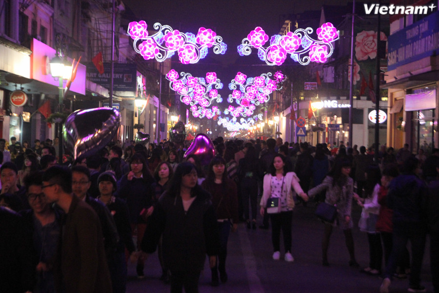 Mọi nẻo đường đổ về khu trung tâm Hồ Gươm thời điểm từ thời điểm 20 giờ ngày một gấp gáp. (Ảnh: Thành Nguyễn/Vietnam+) 