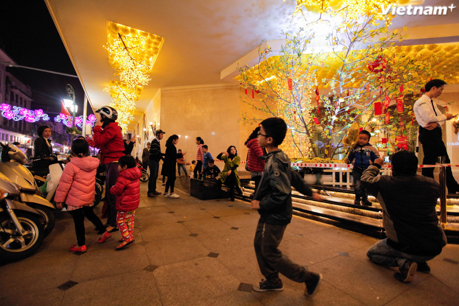 Ngay từ 9 giờ tối, hàng chục ngàn người dân Thủ đô đã đổ về trung tâm Bờ Hồ. (Ảnh: Thành Nguyễn/Vietnam+)