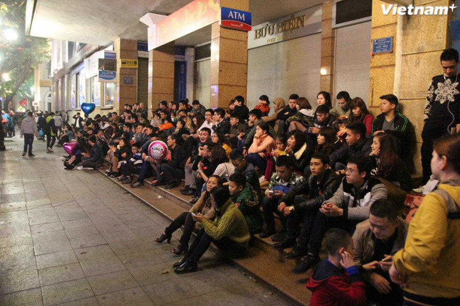 Ngồi kín trước cửa Bưu điện thành phố. (Ảnh: Thành Nguyễn/Vietnam+)