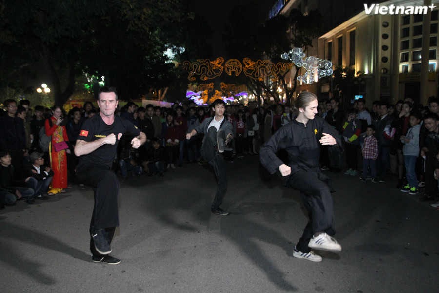 Màn múa võ đầy đặc sắc của những người bạn đến từ nước Nga. (Ảnh: Thành Nguyễn/Vietnam+)