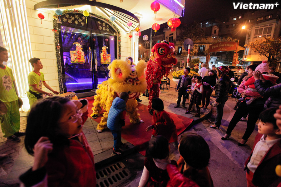 Đã lâu rồi, người dân Hà Nội nói riêng và người dân cả nước nói chung mới lại có một đêm ngủ muộn để được sống trọn vẹn với thời khắc đặc biệt. (Ảnh: Thành Nguyễn/Vietnam+)