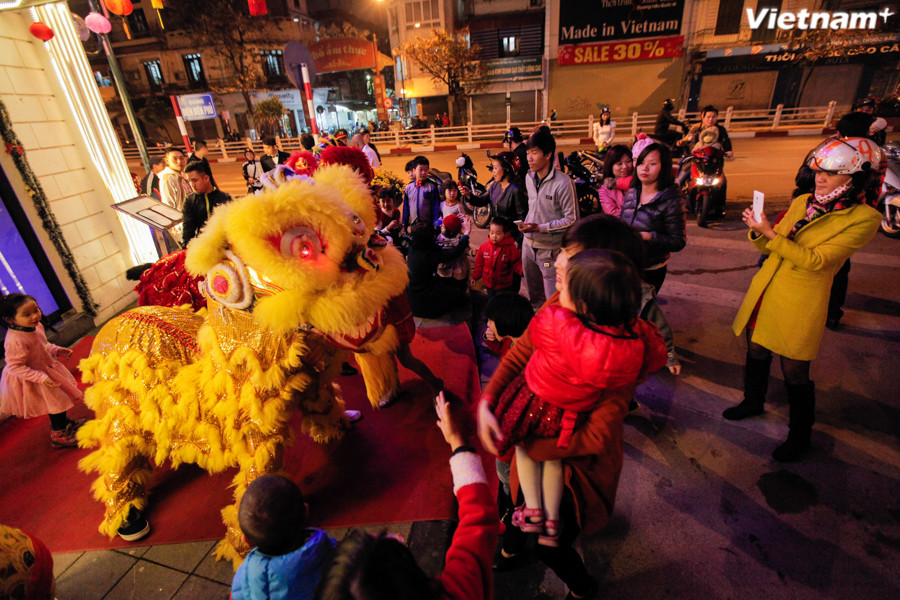 Năm nay Hà Nội mở rộng thêm các điểm bắn pháo hoa nên lượng người đổ về trung tâm đã giảm hẳn. (Ảnh: Thành Nguyễn/Vietnam+)