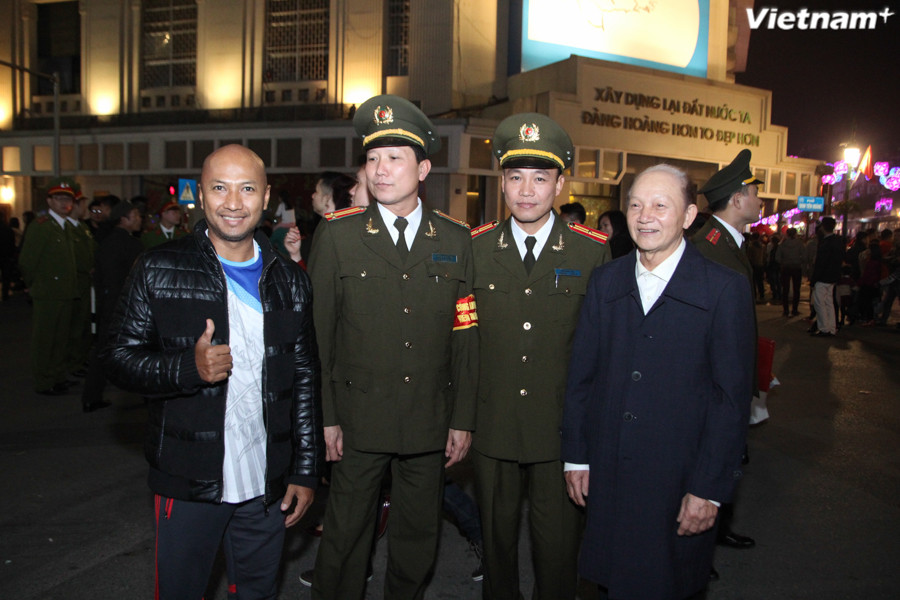 Những người bạn Thái Lan tranh thủ chụp hình cùng lực lượng bảo vệ. (Ảnh: Thành Nguyễn/Vietnam+)