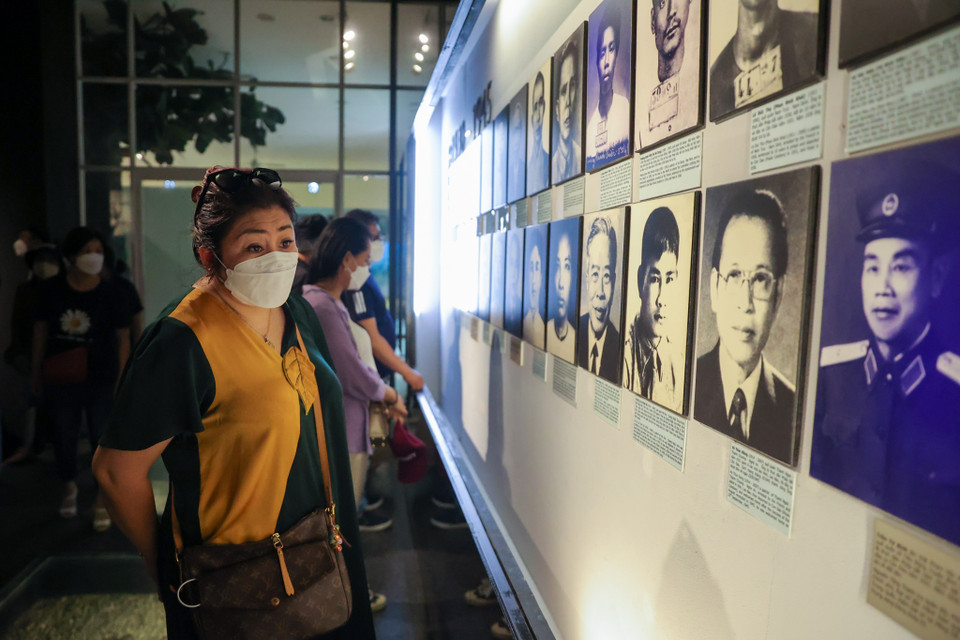 Những hình ảnh, tư liệu và hiện vật trưng bày tại đây khiến cả đoàn rùng mình trước chế độ cưỡng bức, giam cầm, hành hạ và tàn sát các chiến sỹ cách mạng, cũng cảm phục khí phách, ý chí và niềm lạc quan của người tù yêu nước. (Ảnh: Hoài Nam/Vietnam+)