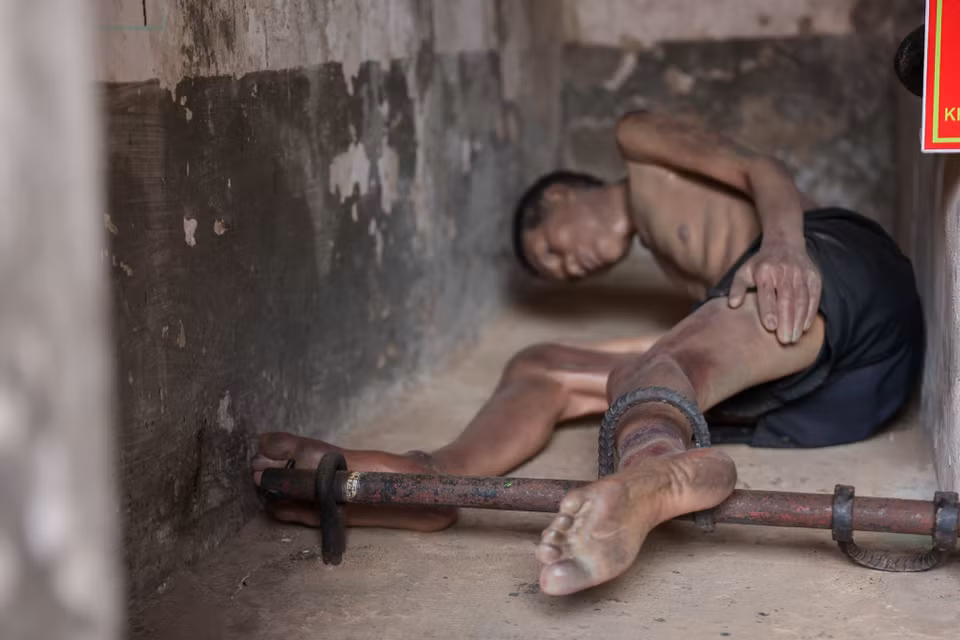 Thời Pháp thuộc, số lượng nhà tù Côn Đảo tăng nhiều nhất là vào thời điểm sau khởi nghĩa Nam Kỳ 1940. Khắp các phòng, trại đều chật kín các chiến sĩ, chiến sĩ cách mạng yêu nước. Trong 2 năm 1941 và 1942 với những đòn tra tấn dã man, mỗi ngày có trên dưới 20 tù nhân hy sinh và hơn 1 ngàn người đã nằm lại nơi đây mãi mãi. (Ảnh: Hoài Nam/Vietnam+)