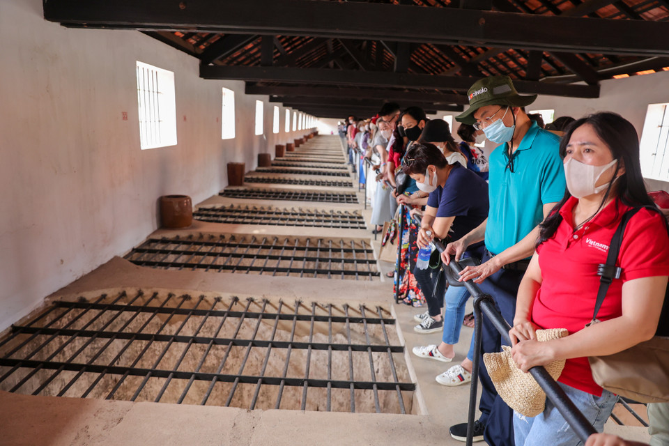 Mặc dù chịu xiềng xích và những đòn tra tấn dã man của thực dân Pháp nhưng các chiến sĩ, chiến sĩ cách mạng bị giam cầm ở nhà tù Côn Đảo vẫn không nguội lòng yêu nước, không mất ý chí và lòng dũng cảm. (Ảnh: Hoài Nam/Vietnam+)