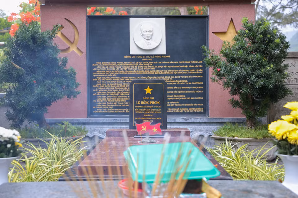 Dâng nén hương thơm ở Đài Tưởng niệm, các cán bộ, phóng viên, biên tập viên Báo Điện tử VietnamPlus hướng về anh linh hàng vạn chiến sỹ cách mạng và những người dân Việt Nam yêu nước đã mãi mãi nằm lại mảnh đất Côn Đảo. (Ảnh: Hoài Nam/Vietnam+)
