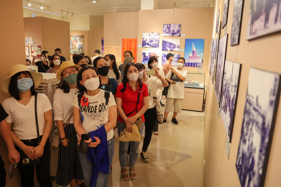 Tại bảo tàng Côn Đảo, chị Lê Thị Ánh Tuyết, cán bộ Trung tâm Bảo tồn di tích quốc gia Côn Đảo thuyết minh cho đoàn nghe tổng quan về giá trị lịch sử, văn hóa và khoa học đặc biệt của Nhà tù Côn Đảo, Di tích Quốc gia Đặc biệt (được công nhận ngày 10/5/2012). (Ảnh: Hoài Nam/Vietnam+)