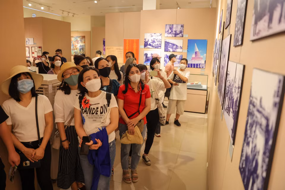 Tại bảo tàng Côn Đảo, chị Lê Thị Ánh Tuyết, cán bộ Trung tâm Bảo tồn di tích quốc gia Côn Đảo thuyết minh cho đoàn nghe tổng quan về giá trị lịch sử, văn hóa và khoa học đặc biệt của Nhà tù Côn Đảo, Di tích Quốc gia Đặc biệt (được công nhận ngày 10/5/2012). (Ảnh: Hoài Nam/Vietnam+)