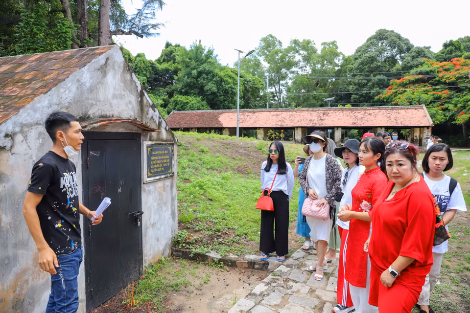 Trên khắp Côn Đảo đâu đâu cũng có dấu tích tàn ác của quân xâm lược: Sở Lò vôi là nơi các tù nhân bị đưa đi lao động khổ sai với công việc đi lấy san hô ngoài biển đem về và nung san hô thành vôi bột; Cầu tàu 914 - nơi chôn vùi thân xác 914 người tù khổ sai; Chuồng bò - nơi tra tấn người tù đến tàn phế… (Ảnh: Hoài Nam/Vietnam+)