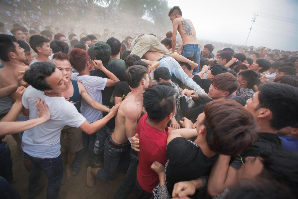 Tục truyền thời Hùng Vương vua hùng đi qua vùng Đất này thấy dân cày cấy cuộc sóng yên vui, vua ban cho dân những quả phết bảo rằng treo lên cây cao, giữa có một vòng tròn, ném quả Phết qua đó và nhân dân ai nhặt được quả phết thì sẽ gặp may mắn cả năm. (Ảnh: Thành Nguyễn/Vietnam+)