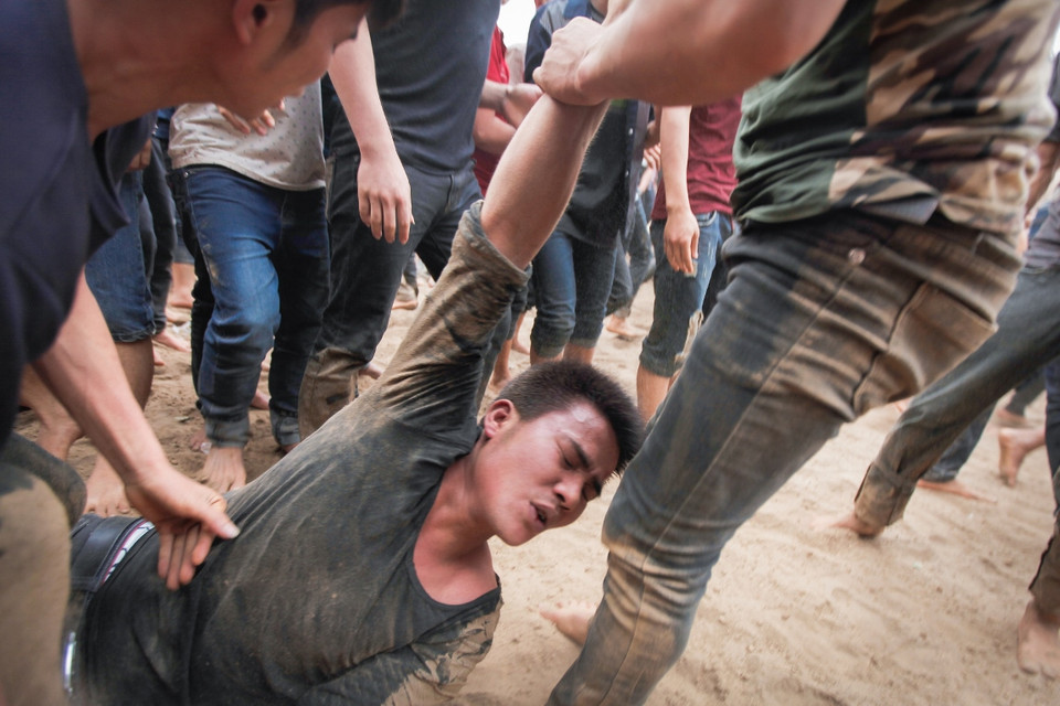 Các thanh niên cùng thôn xóm với nhau sẽ đoàn kết để cùng hỗ trợ cướp phết. (Ảnh: Thành Nguyễn/Vietnam+)