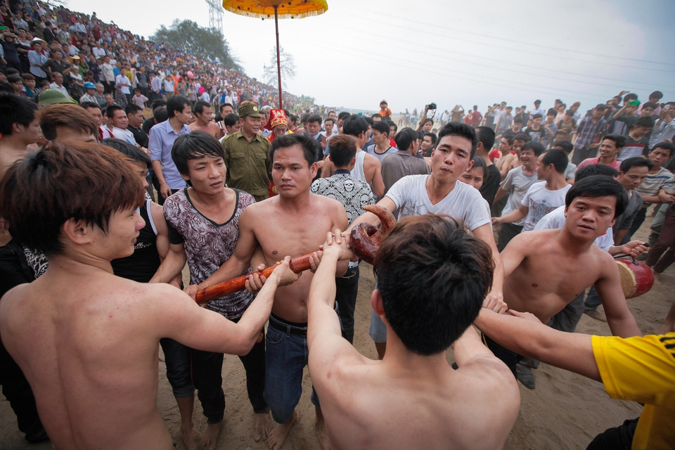 Đúng 14 giờ chiều ngày 3/3, hội cướp Phết Hiền Quan 2015 chính thức được diễn ra. Đây là một lễ hội dân gian được tổ chức vào mùa xuân vào ngày 12,13 tháng giêng hàng năm tại xã Hiền Quan huyện Tam Nông, tỉnh Phú Thọ. (Ảnh: Thành Nguyễn/Vietnam+)