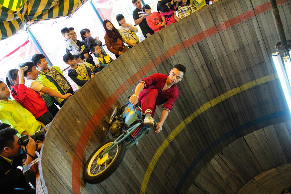 Mô tô bay là một môn biểu diễn nghệ thuật đặc biệt nên sân khấu cũng rất đặc biệt. Sân khấu hình trụ tròn, vuông góc với mặt đất, sàn sân khấu làm bằng gỗ bên ngoài bọc composite. Chiều cao 5m2, đường kính khoảng 5m. (Ảnh: Minh Sơn/Vietnam+)