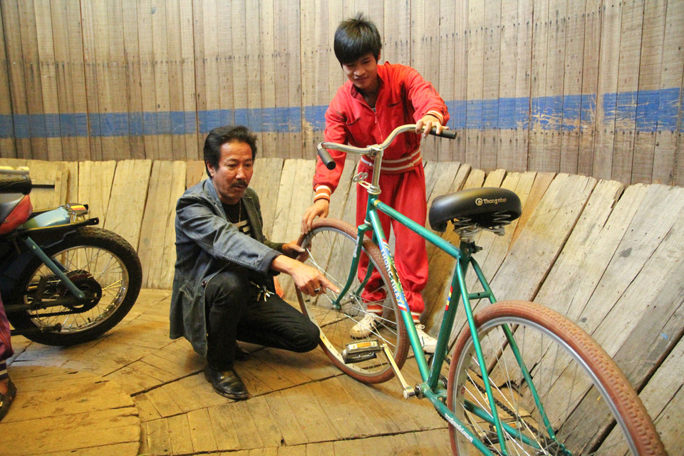 Những chiếc xe đạp và xe môtô được chủ nhân của chúng bảo dưỡng liên tục cho dù tuổi thọ mỗi chiếc xe đã lên đến con số 20 năm. (Ảnh: Minh Sơn/Vietnam