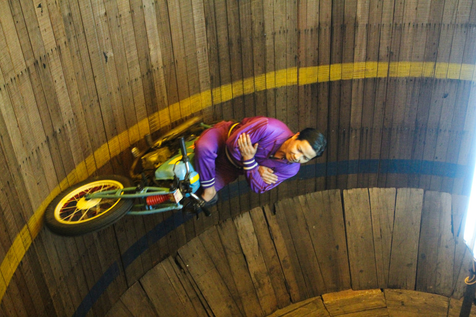 Ông Hùng, chủ của đoàn mô tô bay này cho biết, trước đây những năm 80 thời cực thịnh của nghề này có 5, 6 đoàn mô tô bay biểu diễn khắp cả nước nhưng hiện nay chỉ còn 3 đoàn nhưng hoạt động cầm chừng. (Ảnh: Minh Sơn/Vietnam+)