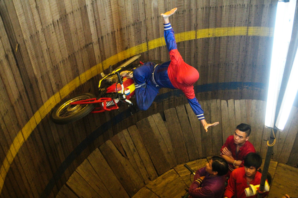 Ông Hùng tâm sự: 'Trước đây đoàn có rất nhiều nữ tham gia, nhưng về sau đã bỏ nghề gần hết vì đào tạo mất thời gian, khi đào tạo xong họ cũng đi lấy chồng, đoàn lại thiếu người'. Hiện nay đoàn còn khoảng 9 nghệ sỹ biểu diễn và toàn bộ đều là nam. (Ảnh: Minh Sơn/Vietnam+)