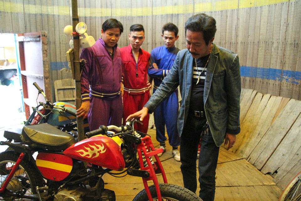 Mỗi 1 suất trình diễn kéo dài khoảng 15 phút, sau đó sẽ nghỉ ngơi khoảng 10 phút cho suất tiếp theo. (Ảnh: Minh Sơn/Vietnam+)