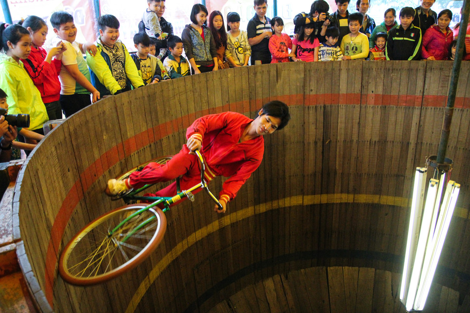 Ngoài xe máy, xe đạp cũng được sử dụng để trình diễn, người nghệ sỹ ngoài sự khéo léo cũng cần phải có một thể lực dẻo dai phi thường. (Ảnh: Minh Sơn/Vietnam+)