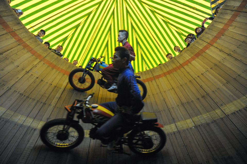 Xe mô tô được sử dụng trong biểu diễn trước đây là loại xe 2 thì của Đức. Nhưng sau đó anh Hùng nhận thấy loại xe này có nhiều bất tiện nên đã chuyển sang dùng xe Win. (Ảnh: Minh Sơn/Vietnam+)