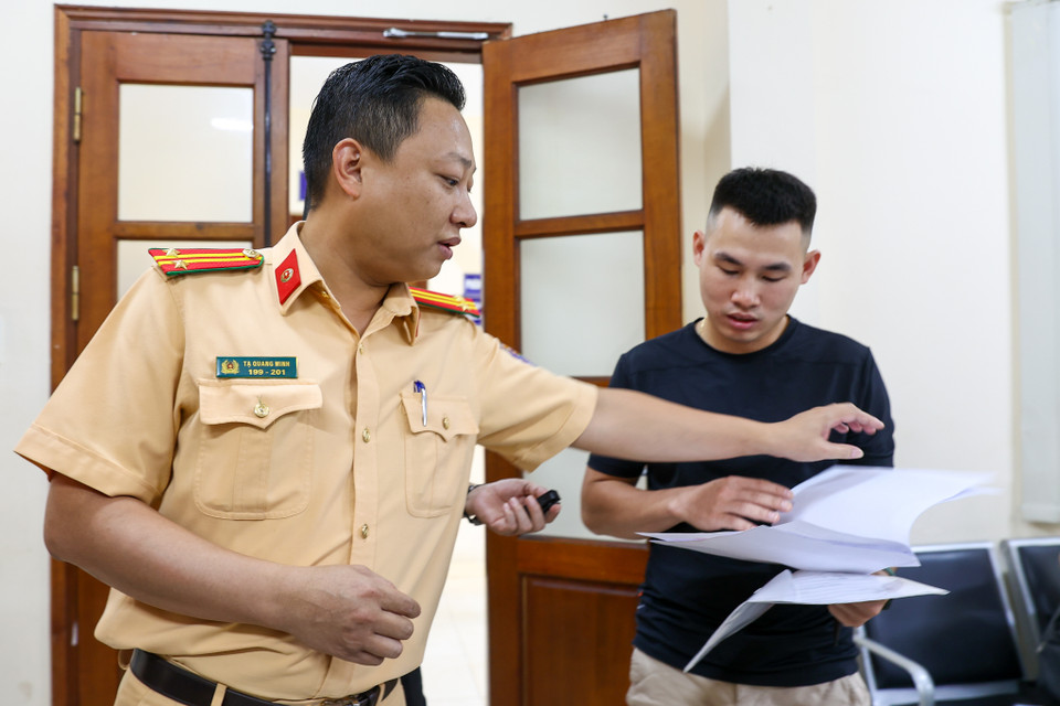Một số trường hợp vì mua bán xe đã lâu nên không tìm được chủ cũ để sang tên đổi chủ trước khi làm định danh biển số, cán bộ Cảnh sát giao thông đã hướng dẫn người dân làm thủ tục phù hợp. (Ảnh: Minh Sơn/Vietnam+)